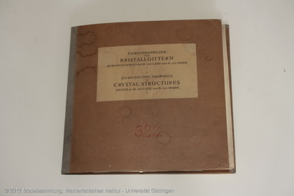 24 Stereo's von Kristallgittern mit Textband