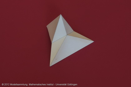 Closed polyhedrons without self-penetration