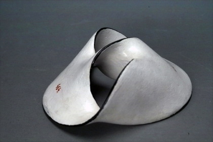 Model of a clover leaf sling with singularity-free surface