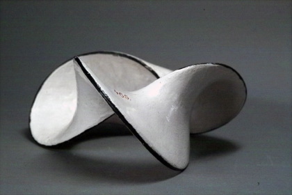 3-times twisted Möbius strip with clover leaf sling as border