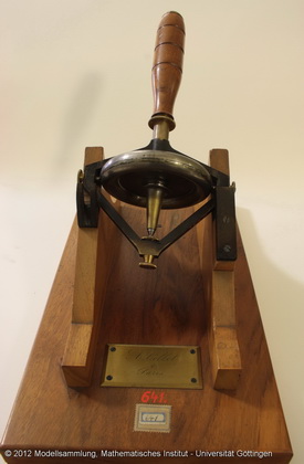 Symmetric gyro with handhold
