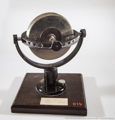 Gimbally-mounted, symmetric, force-free gyro with gimbals